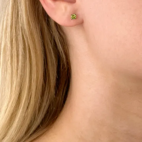 2 x 0,23 ct peridot solitaireørepynt i 14 karat gull med peridot