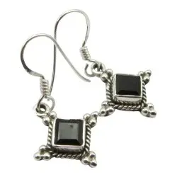 Firkantet onyks øredobber i oksidert sterlingsølv