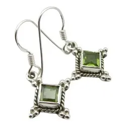 Firkantet peridot øredobber i oksidert sterlingsølv