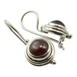 Runde rød granat øredobber i oksidert sterlingsølv