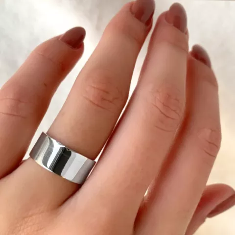bred ring i sølv