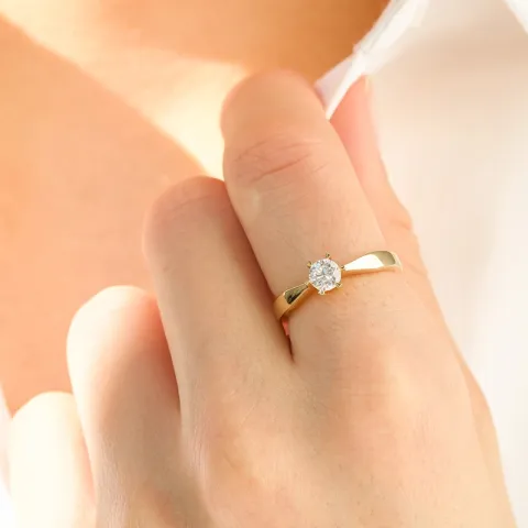 5,4 mm zirkon solitairering i 9 karat gull