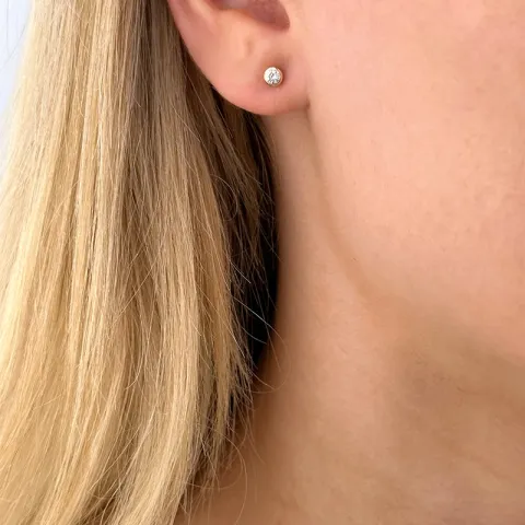 2 x 0,10 ct solitaireørepynt i 14 karat gull med diamant