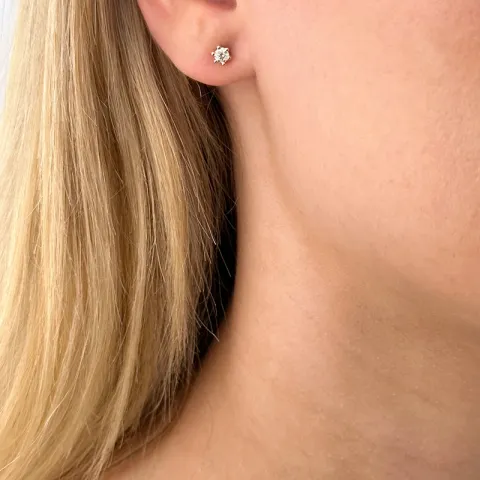 2 x 0,15 ct solitaireørepynt i 14 karat gull med diamant