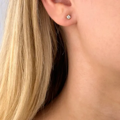 2 x 0,10 ct diamant solitaireørepynt i 14 karat gull med diamant