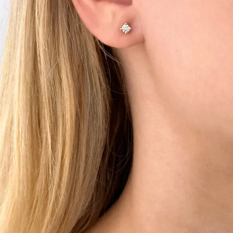 2 x 0,15 ct solitaireørepynt i 14 karat gull med diamant