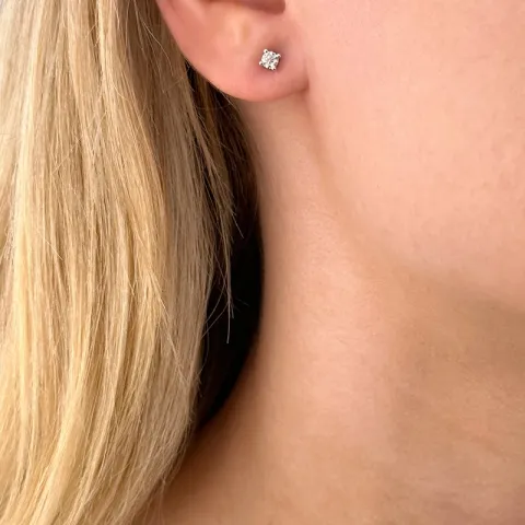 2 x 0,15 ct solitaireørepynt i 14 karat hvitt gull med diamant