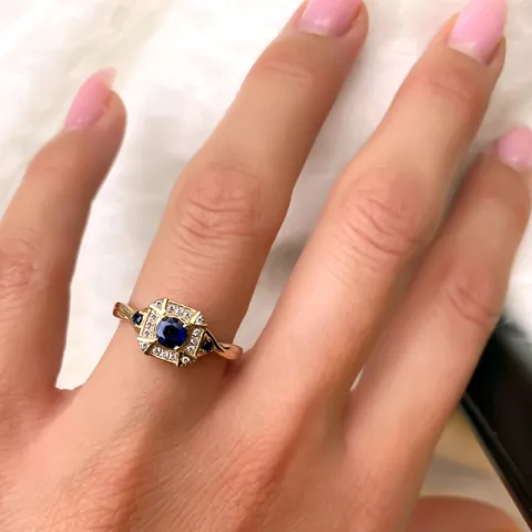 firkantet safir diamantring i 14 karat gull 0,07 ct 0,45 ct 0,09 ct