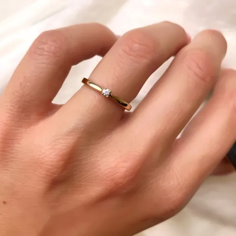 Smal diamant gullring i 14 karat gull 0,057 ct