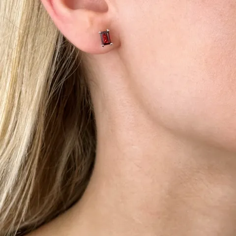 2 x 0,75 ct smykke granat ørestikker i 14 karat hvitt gull med granat
