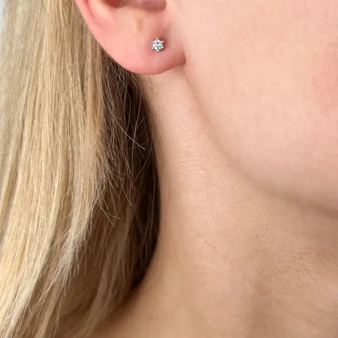2 x 0,11 ct diamant solitaireørepynt i 14 karat hvitt gull med diamant