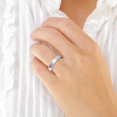 4 og 3 mm gifteringer i 9 karat hvitt gull 0,02 ct - par