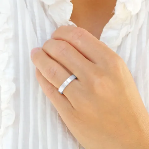 4 mm giftering i 9 karat hvitt gull 0,03 ct