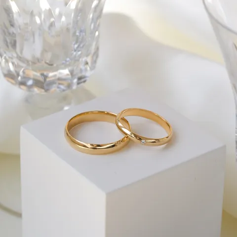 4 og 3 mm gifteringer i 9 karat gull 0,02 ct - par
