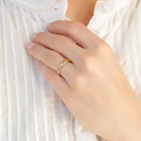 4 mm gifteringer i 9 karat gull 0,03 ct - par