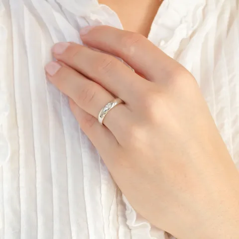 4 mm gifteringer i 9 karat hvitt gull 0,03 ct - par