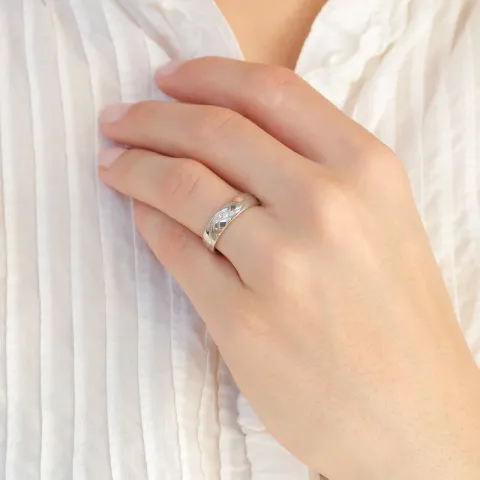5 mm giftering i 14 karat hvitt gull 0,008 ct og 0,02 ct