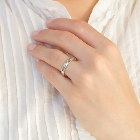 4 mm gifteringer i 9 karat hvitt gull 0,008 ct og 0,015 ct - par