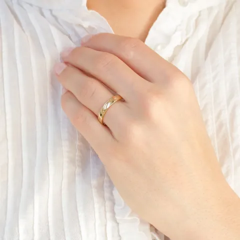 4 mm gifteringer i 14 karat gull 0,008 ct og 0,015 ct - par