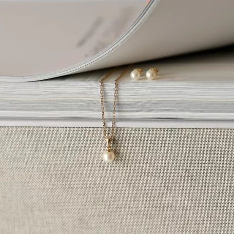elfenben hvit perle sett med øredobber og anheng i 14 karat gull