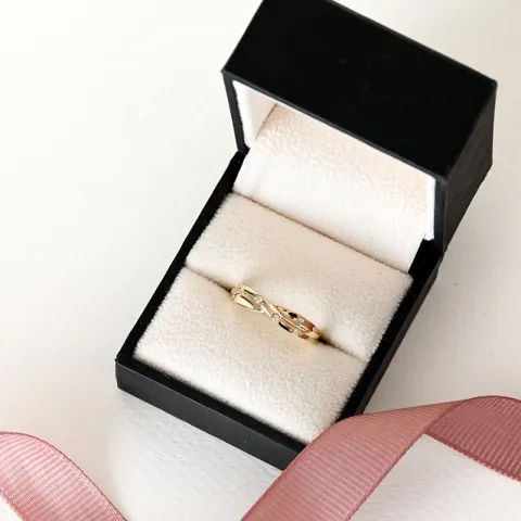 abstrakt diamant ring i 9 karat gull 0,03 ct