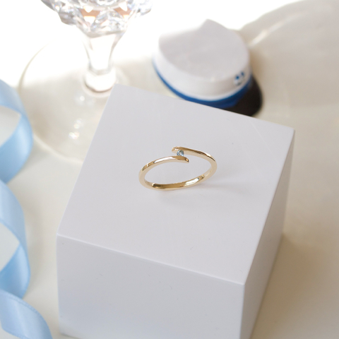 topas ring i 9 karat gull 0,02 ct