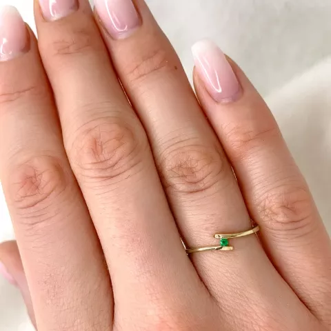 Smaragd ring i 9 karat gull 0,02 ct