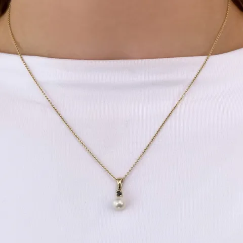 Rundt perle diamantanheng i 9 karat gull 0,05 ct