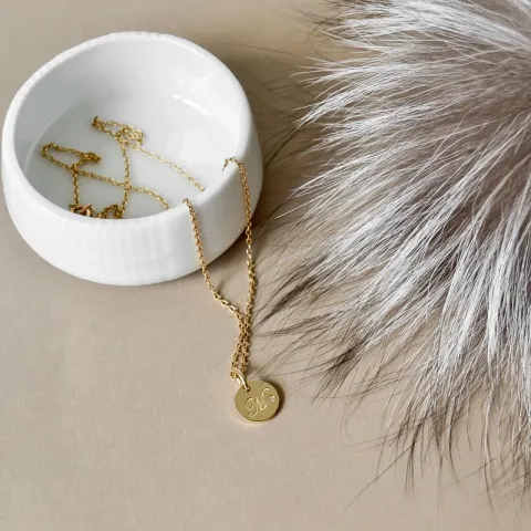 bokstav m diamant anheng i 9 karat gull 0,01 ct