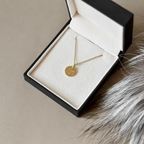 bokstav m diamant anheng i 9 karat gull 0,01 ct