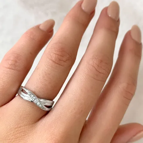 Elegant vridd zirkon ring i sølv