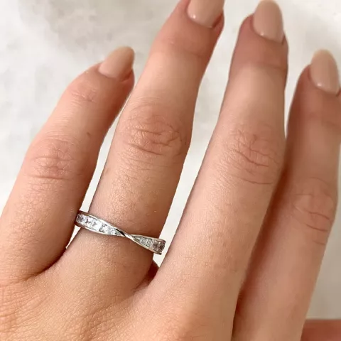 Elegant vridd zirkon ring i sølv