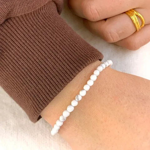 hvit howlite armbånd i silke snor 17 cm plus 6 cm x 4,3 mm