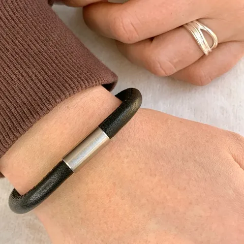 svart lær armbånd i stål  x 6 mm