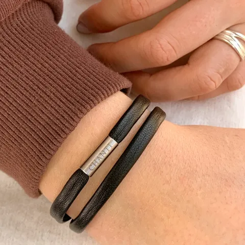 Flat svart lær armbånd i stål x 6 mm