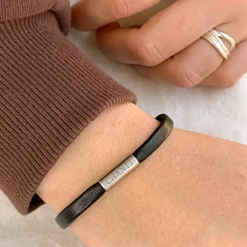 Flat svart lær armbånd i stål  x 6 mm