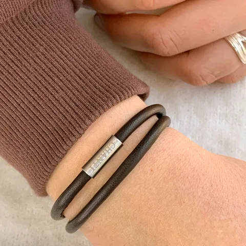 Rund svart lær armbånd i stål  x 4 mm