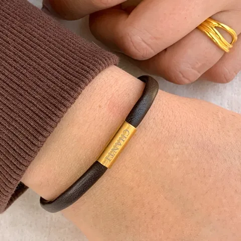 Flat brun armbånd i lær med forgylt stållås x 6 mm