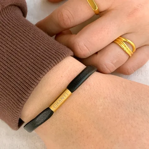 Rund brun armbånd i lær med forgylt stållås  x 4 mm