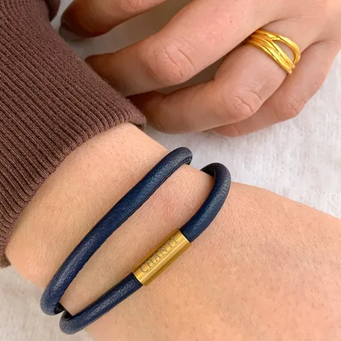 Flat svart armbånd i lær med forgylt stållås  x 6 mm