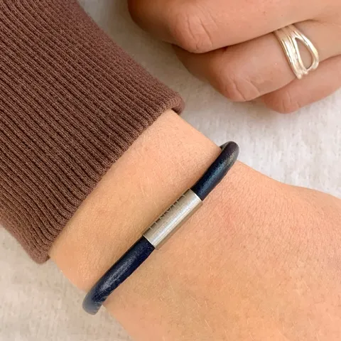 Rund blå armbånd i lær med stållås  x 4 mm