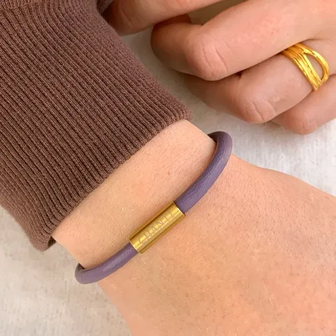 Rund lilla armbånd i lær med forgylt stållås  x 4 mm