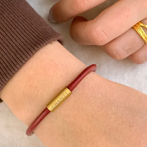 Rund rød magnetarmbånd i lær med forgylt stållås  x 4 mm