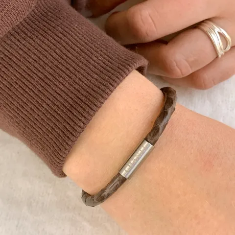 Rund brun slangearmbånd i lær med stållås x 4 mm