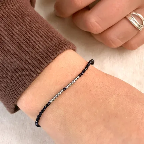 mørkeblå metallic armbånd med stein og hematite.