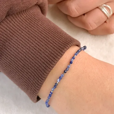 mørkeblå stein armbånd med sodalit og hematite.