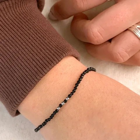 stein armbånd med onyks og 3 hematite.