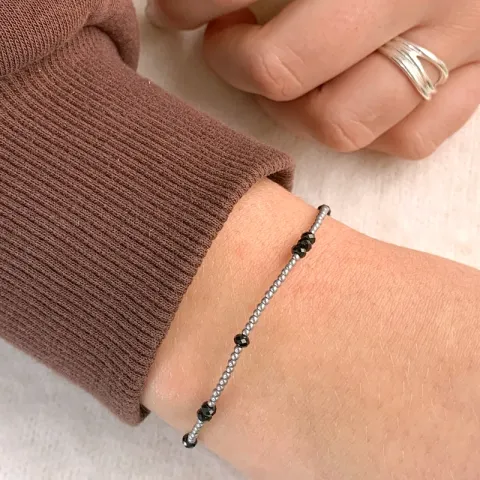 Elegant stein armbånd med hematite og spinell.