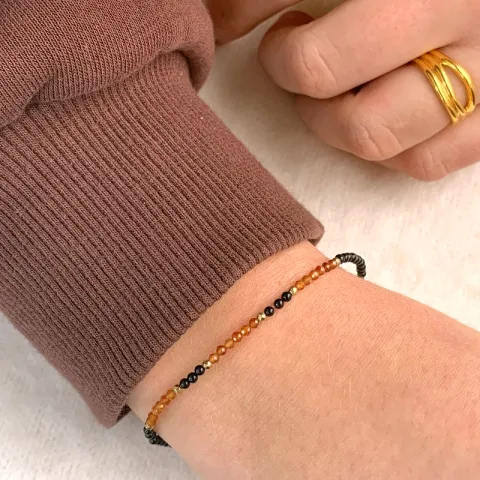 Elegant armbånd med onyks og granat og hematite.