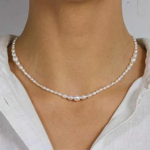 halskjede med perle.